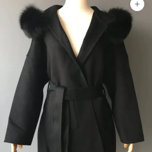 Päls kappa - Säljer denna fina kappa pågrund av att den inte kommer t användning köpte den i vintras så den är fortfarande som ny, köpt för 2 199kr o säljer den för 1 800 men pris kan diskuteras vid snabb äffär