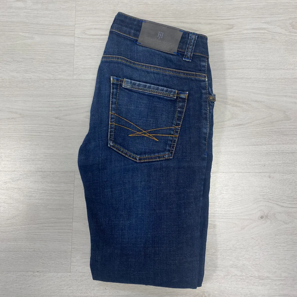 Säljer ett par sjuka hansen & jacob jeans i storlek 30/32. Nypris på dessa är ca 2tusen. Kom PM vid intresse🟫!. Jeans & Byxor.