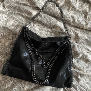 Stella McCartney liknande väska - Säljer min superfina  stella McCartney ”inspirerade” väska, knappt använd 