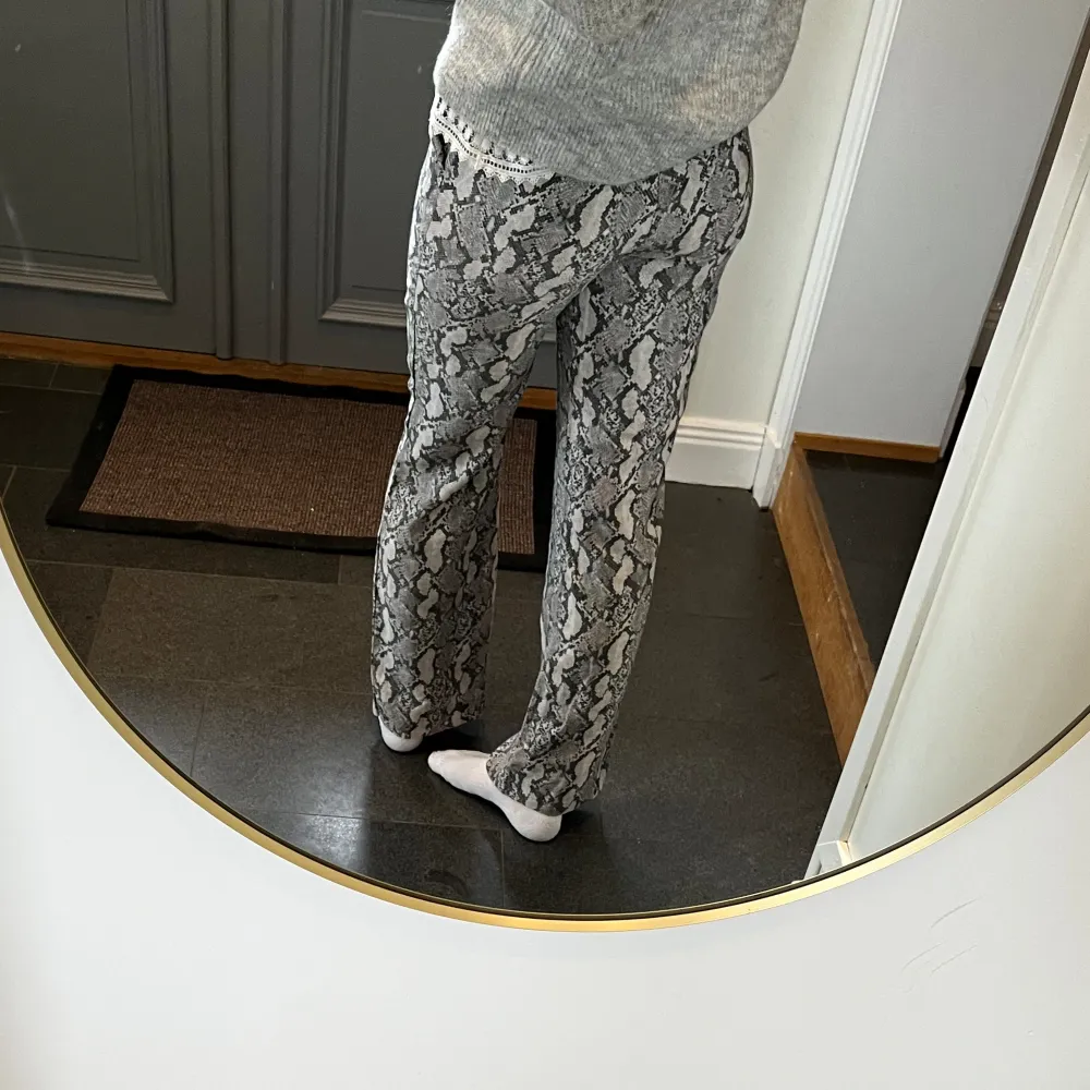 Byxor i ormskinnsmönster i storlek 36 från H&M som jag har sytt in för att göra dem mindre vida. Fint skick. Passar mig i längden som är 172. Använd gärna köp nu!. Jeans & Byxor.