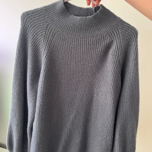 Stickad tröja  - Stickad tröja från Kappahl, den är i ett okej skick, inga större synliga tecken :) 