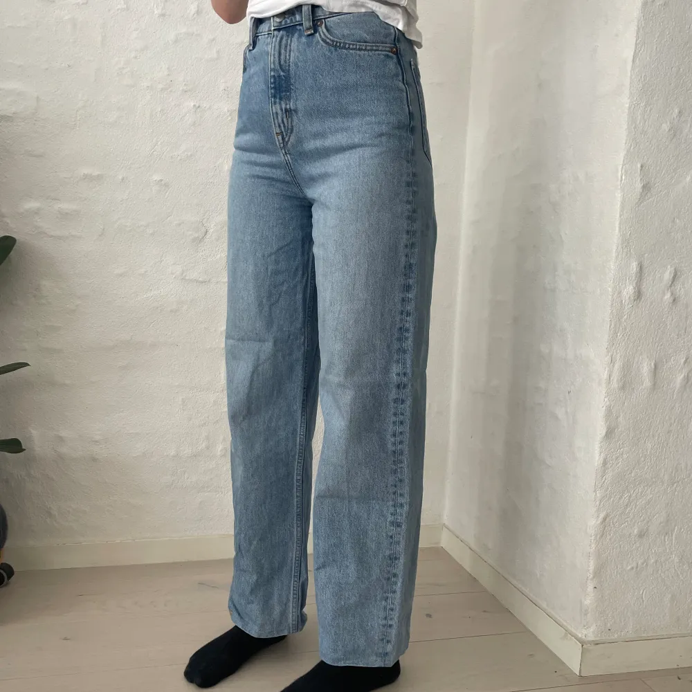 Högmidjade wide leg jeans från & Other Stories. De är i bra skick men upplagda med enkelsöm. Innerbenslängd: 72 cm. Jeans & Byxor.