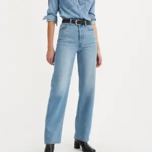 Säljer dessa så snygga jeans från Levis i en ljus blå tvätt. De är i så fint skick! Köpa för 1299kr