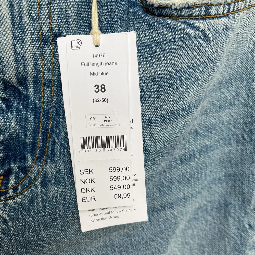 Oanvända jeans nya med etikett från Gina Tricot. (Bilderna på är inte i samma färg men det är så modellen ser ut på) Storlek: 38 Modell: Full length Jeans Ny pris: 599kr. Jeans & Byxor.
