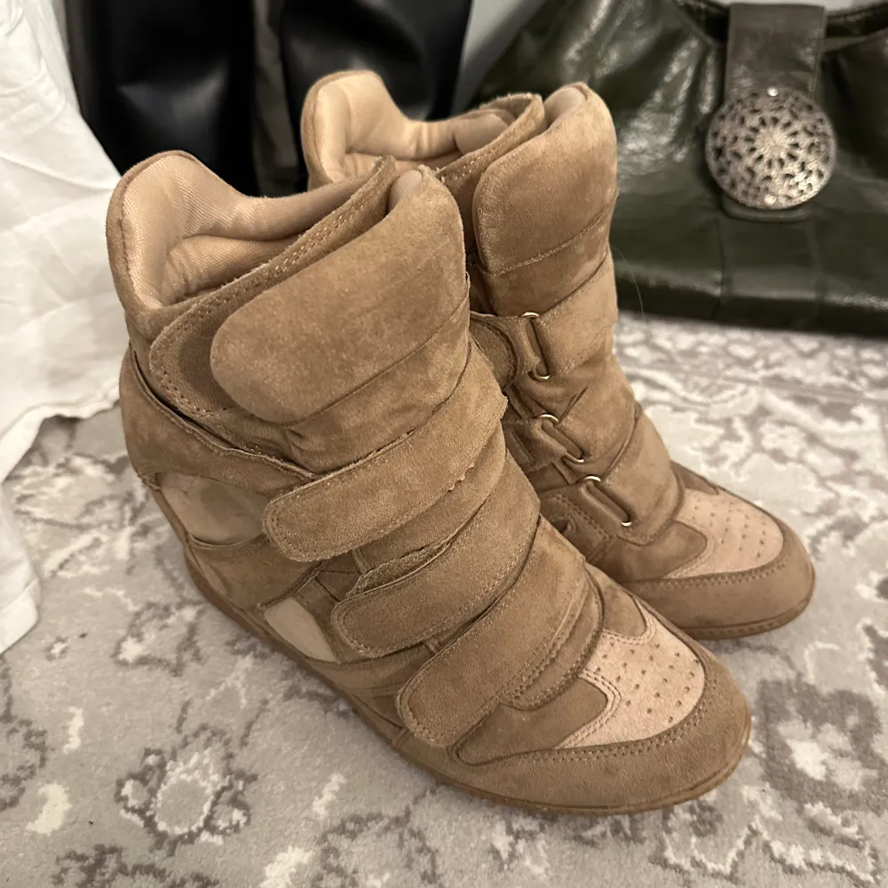 Kikar intresset på mina Isabel marant inspirerande skor i superfint skick💝. Skor.