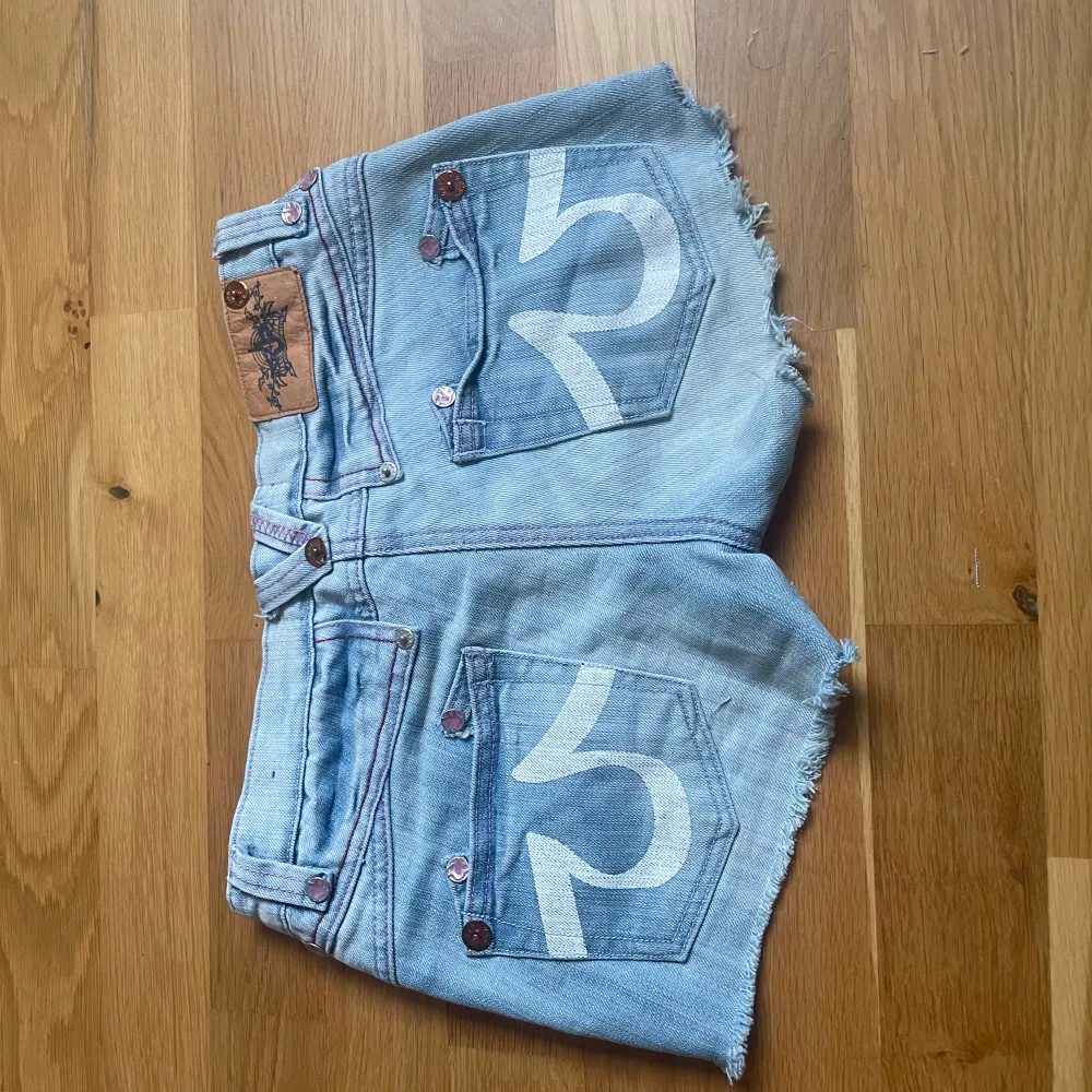 Intressekoll på dessa snygga jeansshorts med coola fickor. Shortsen är i bra skick och har inga hål eller fläckar. Funderar på att sälja dom eftersom dom är lite för små. Shortsen är snygga och passar perfekt till sommaren. Skriv om du har frågor❤️❤️. Shorts.