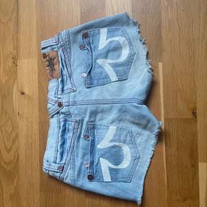 Intressekoll på dessa snygga jeansshorts med coola fickor. Shortsen är i bra skick och har inga hål eller fläckar. Funderar på att sälja dom eftersom dom är lite för små. Shortsen är snygga och passar perfekt till sommaren. Skriv om du har frågor❤️❤️