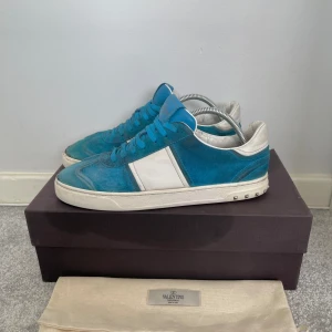 Valentino Flycrew - Hej, säljer nu dessa riktigt eftertraktade Valentino flycrews!  Skick:8.5/10, endast 1 nit per sko saknas  Storlek:42  Dustbag ingår vid köp  Bara att skriva vid övriga funderingar!