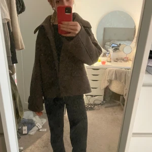 Kappahl kappa - Snygg kort kappa från Kappahl. Bra skick men lite sliten på ena ärmen, skickar gärna bild på de!! Skriv vid andra funderingar💗💗