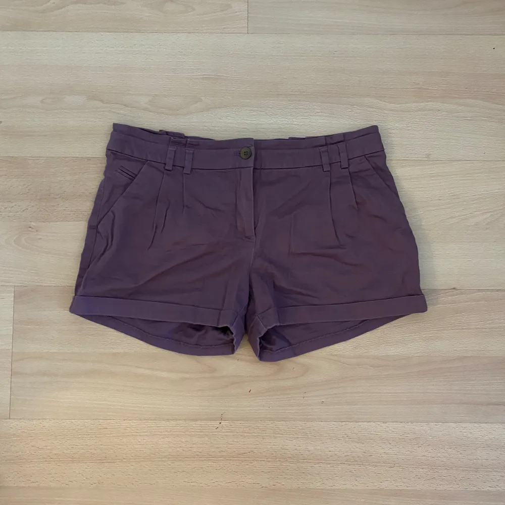 super gulliga lågmidjade lila shorts . Shorts.