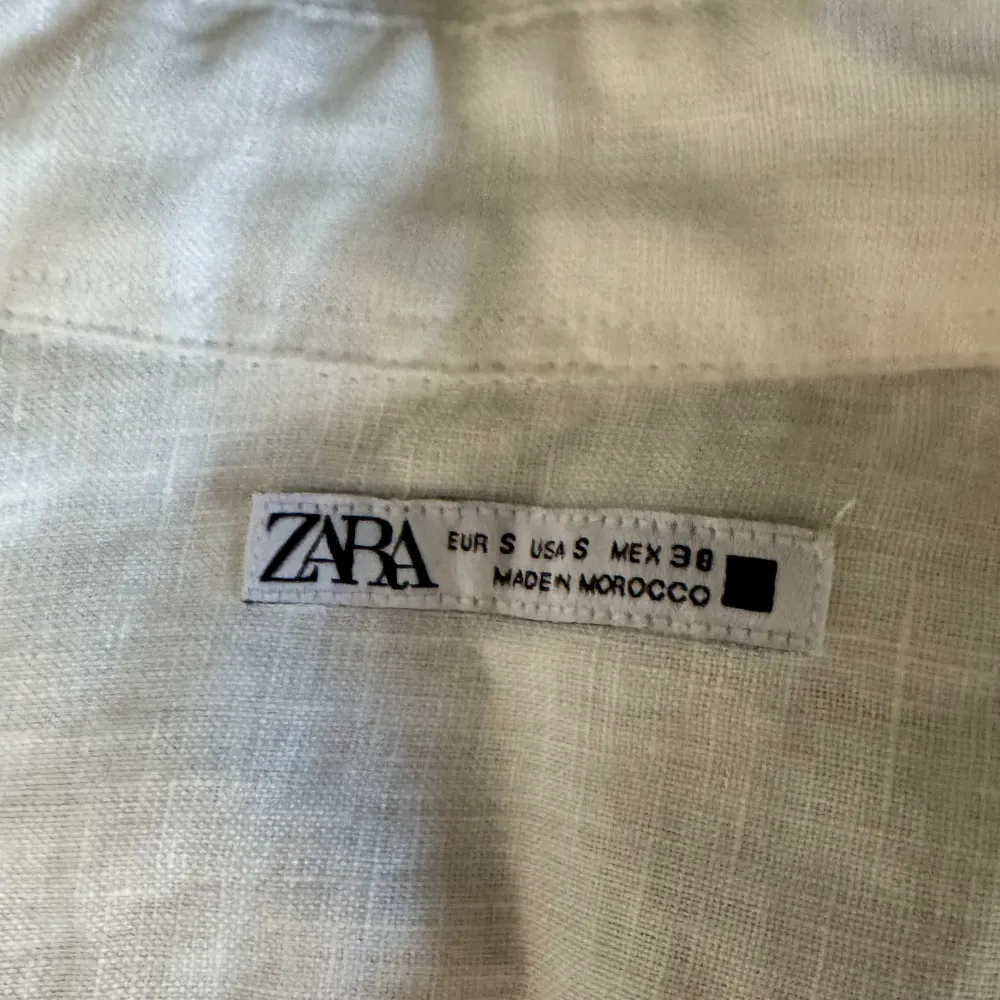 Riktig schysst linneskjorta från Zara knappt använd som ny skick, den är riktigt schysst och bra material  Nypris 549- mitt pris 279  Pris kan diskuteras!. Skjortor.