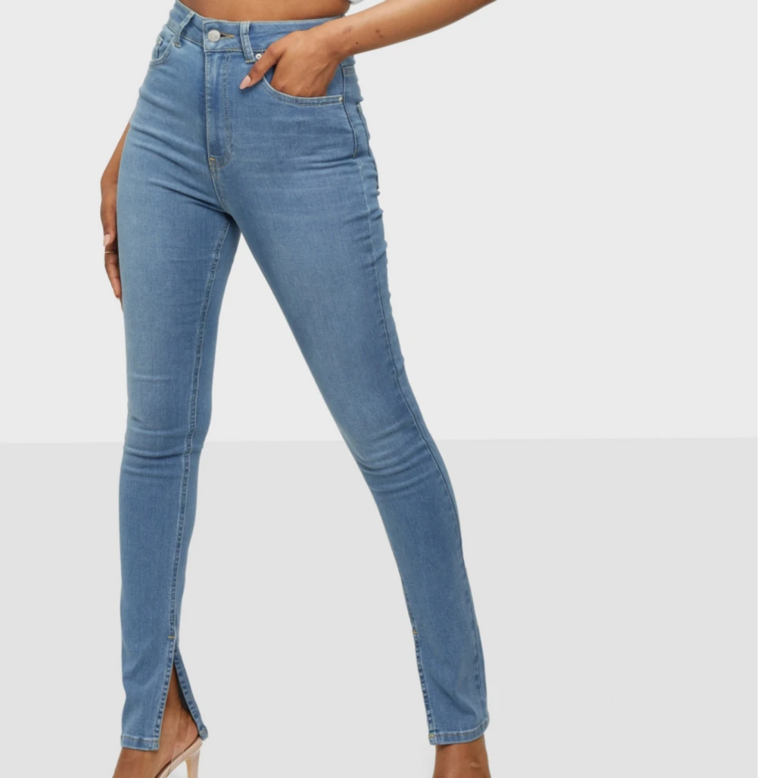 Ljusblåa jeans med slit