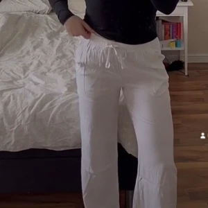 Vita linnebyxor  - Vita linnebyxor från lager 157 i storlek M, plagget har använts många gånger och har blivit lite missfärgad på midje bandet men inget man ser tydligt, säljer pga att de är för korta för mig!