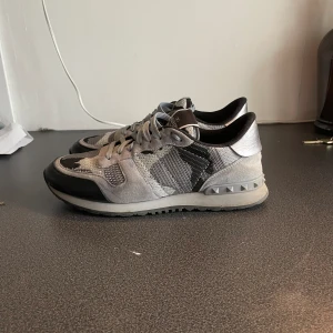 Valentino Rockrunner - Säljer dessa sjukt trendiga valentino rockrunner skorna. Skorna är i bra skick. Hör av er vid andra frågor eller funderingar😀