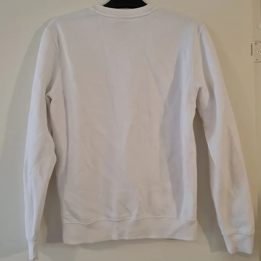 Vit Champion sweatshirt, knappt använd men har en fläck på baksidan (Se bild 3) Storlek: S. Tröjor & Koftor.