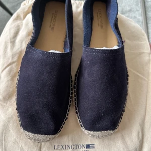 Oanvända Espadrillos Lexington, strl 42 - Helt nya Espadrillos från Lexington i marinblå mocka. Storlek 42.  Nypris: 1300:-