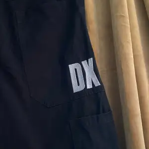 ❤️Ett par svarta baggy D-XEL byxor i bra skick,med stora fickor fram och bak finns även en mini ficka och byxorna de har fina söm detaljer ❤️