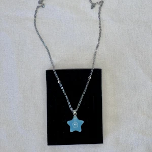 Blå stjärna halsband 💙 - Nyskick. Handgjort smycke. Längd: 46 cm. Stjärna: 2 x 1.75 cm. Kan mötas upp i Örebro!