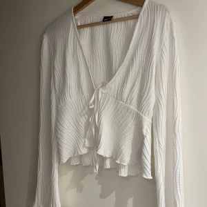 Topp från gina - Säljer denna otroligt romantiska toppen. Använd vid ett tillfälle, säljer pga jag inte känner att jag får/kommer få så mycket användning för den tyvärr 🦒🦦🥺❤️