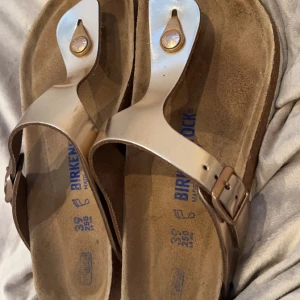Tofflor  - Säljer jättefina birkenstock tofflor som är perfekta till sommaren eller som inneskor! Helt oanvända och nya! Dom är i storlek 39.