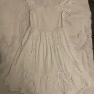 Säljer denna jättefina klänningen från Kappahl då jag inte använder den längre. Den är skrynklig eftersom den har legat i en påse.
