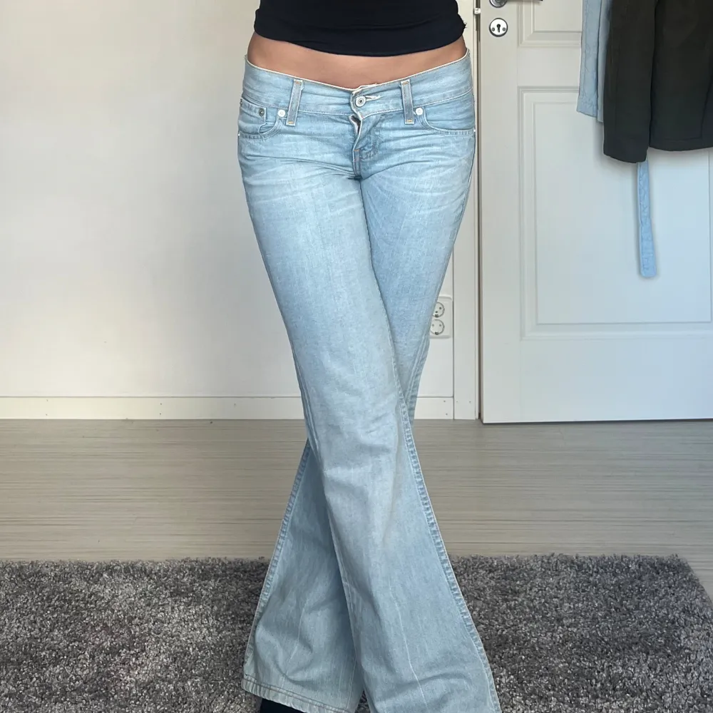 midjemått: 36cm rakt över, innerbenslängd: 80cm 💗 . Jeans & Byxor.