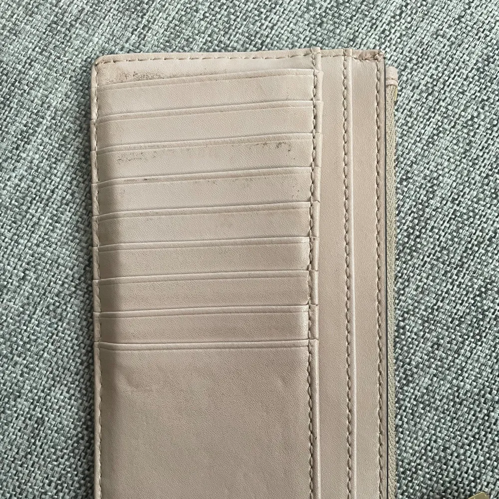Jättefin plånbok från Michael kors  Några små defekter men inget som syns jätte tydligt Pris kan diskuteras. Väskor.