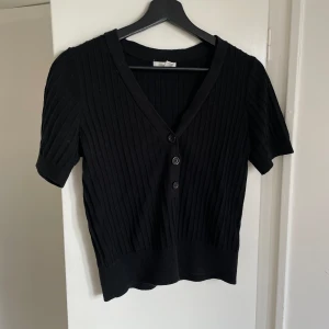 Stickad Blus - En t-shirt/blus från H&M i storlek S, sparsamt använd💕