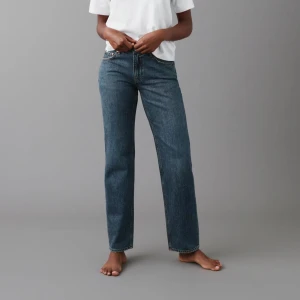 low straight jeans - säljer dessa jeansen från gina i storlek 36, enbart använda två ggr! säljer då de inte kommer till användning 🌸