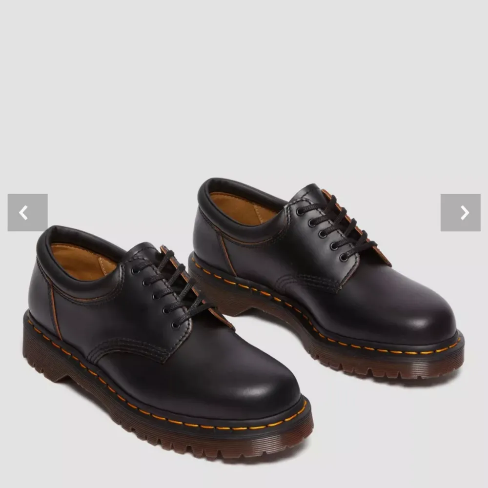 Nyskick!  Dr Martens 8053 Vintage-skor i svart Smooth-läder. Aldrig använda.  Nypris: 2100kr  Storlek: EU 45. Skor.