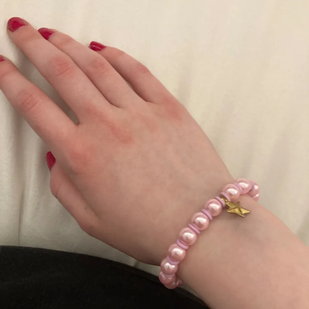 Ett gulligt sommrigt rosa, guldigt armband med guld berlock 💓. Accessoarer.