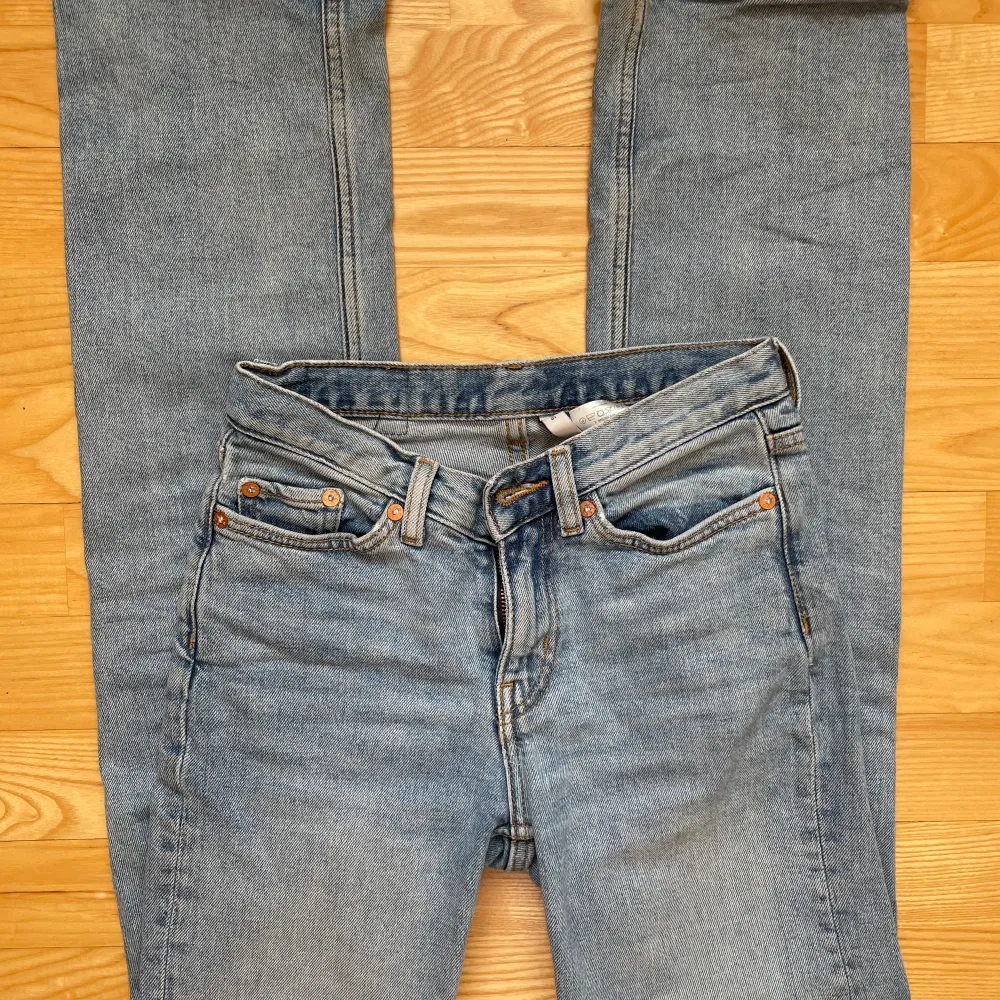 Säljer mina jeans från Weekday i modellen Twig då de är för små för mig (passar XS-S). Jeansen är i nyskick & knappt använda. Modellen är straight/utsvängda skulle jag säga. Midja: mid waist Innerben: 78cm  Hör gärna av dig vid frågor/intresse!💕. Jeans & Byxor.