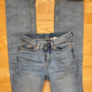 Säljer mina jeans från Weekday i modellen Twig då de är för små för mig (passar XS-S). Jeansen är i nyskick & knappt använda. Modellen är straight/utsvängda skulle jag säga. Midja: mid waist Innerben: 78cm  Hör gärna av dig vid frågor/intresse!💕