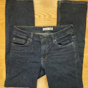 Säljer tyvärr dessa jeans jag köpte på plick då de är för stora för mig! Superfin färg och strl 38. De är i en straight/utsvängd modell😇 Midja: mid waist Midjemått: 40cm Innerbenslängd: 75cm Hör gärna av dig vid frågor/intresse!💕