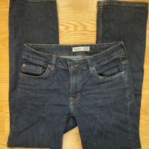 Marinblå jeans - Säljer tyvärr dessa jeans jag köpte på plick då de är för stora för mig! Superfin färg och strl 38. De är i en straight/utsvängd modell😇 Midja: mid waist Midjemått: 40cm Innerbenslängd: 75cm Hör gärna av dig vid frågor/intresse!💕