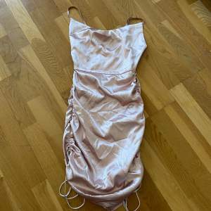 Ljusrosa silkesklänning stl XS från SHEIN i bra skick 70 kr, köparen står för frakten 