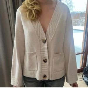 Jättesöt kofta - Säljer en kofta ja köpt på plick då den var mycket större en förväntat,storlek xs med passar mycekt större, fråga efter fler bilder 🥰 obs inte min bild!!!!