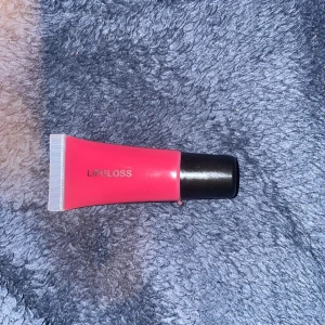 Läppglans  - Här är ett läppglans som aldrig är använt jag har bara provat det på handen och då såg jag direkt att det inte var min färg,priset kan diskuteras sen❤️