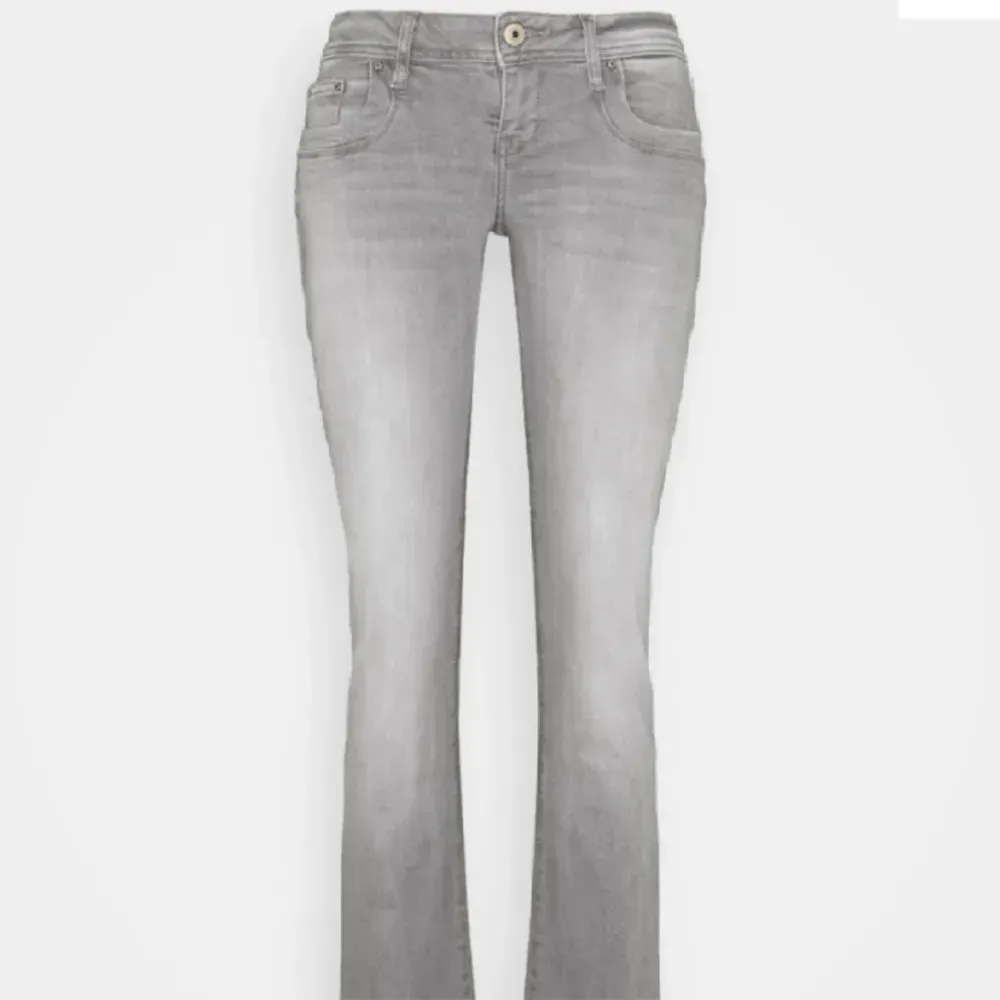 Säljer skit snygga Ltb valerie jeans i grått då de är lite för stora för mig. Skriv för fler bilder. Pris kan diskuteras vid snabb affär.. Jeans & Byxor.