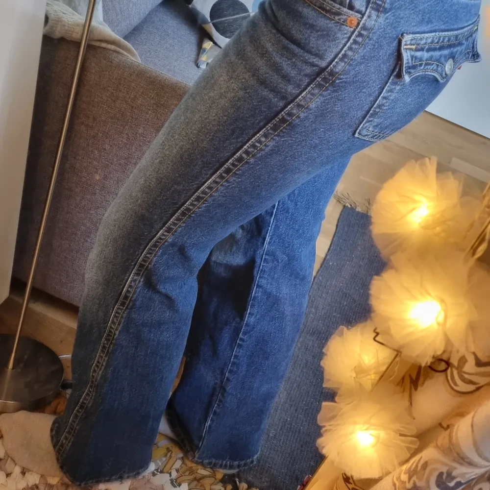 Jättefina bootcut jeans!   Levis Noughties Bootcut 25 waist, 32 leangth  Säljer pga för små i midjan för mig som vanligtvis har 27 i waist  Köpta 23/09-2023 på JeansUno för 1500kr. Jeans & Byxor.