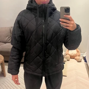 Vårjacka oanvänd xs men även m kan ha den - Oanvänd. Kan ändra look på den genom att knäppa upp knapparna i sidan