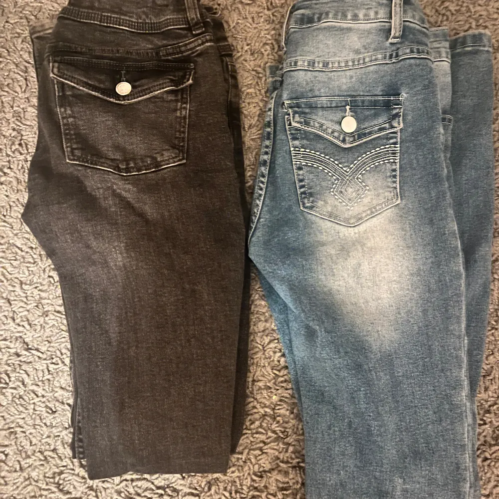 Säljer fyra par nästan helt använda jeans då de inte kommer till användning tänkte sälja de för 500st då alla kostar runt 400-800 i nypris men priset kan diskuteras❤️ kom privat för fler bilder❤️ . Jeans & Byxor.