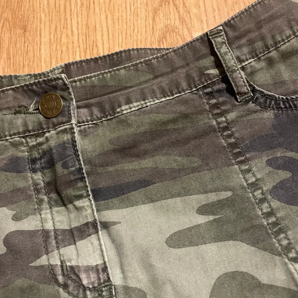 Lågmidjad militär jeanskjol med snygga fickor Står ej märke eller storlek men skulle säga S. Kjolar.