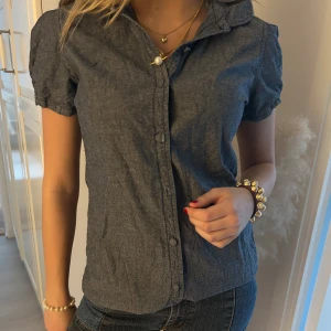 Snygg blus - Jättefin blus, knapp saknas ( bild 3 )☀️☀️