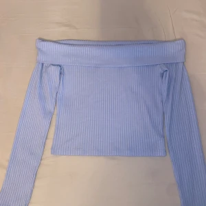 Blå off-shoulder tröja - Storlek: XS 