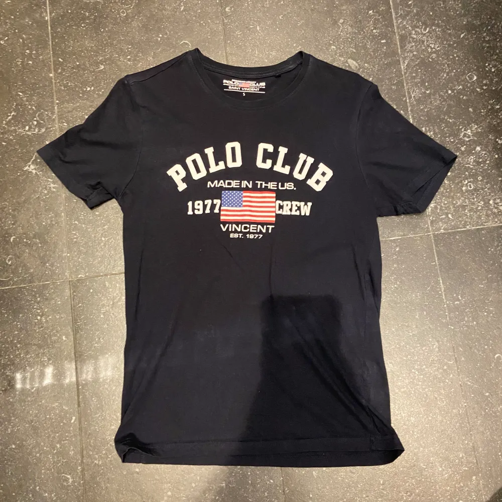Mörkblå T-shirt från Polo Club i storlek S. Nästan aldrig använd så mkt bra skick. Hör av er vid frågor!. T-shirts.