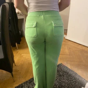 Juicy byxor  - Juciy i en ljus grön färg, storlek M men passar både L och S, lite fläckigt längst ner, har inte testat få bort det så vet ej om de går att ta bort, köpt julen 2022 använt cirka 4 gånger 