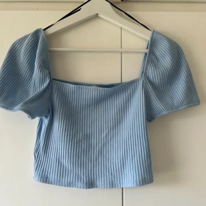 Blå ribbad topp  - En ljusblå ribbad topp från H&m. Den är aldrig använd🩵