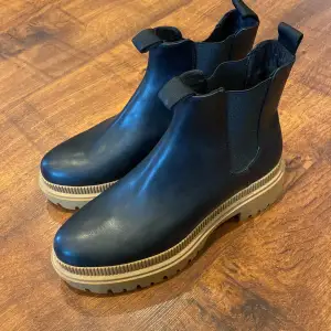 Svarta boots från hm i strl 39. Oanvända. 