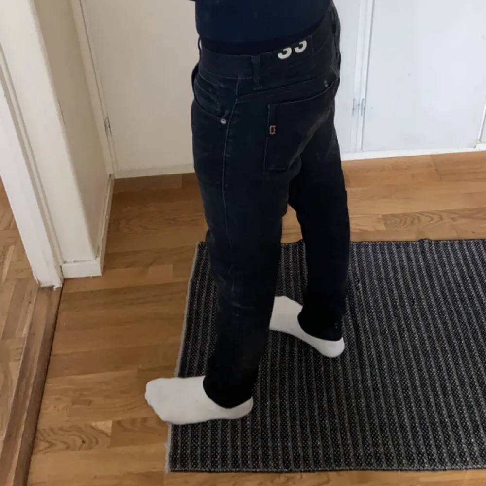 Ett par dondup jeans som är jävligt snygga o grishiga, Slim i passform. Svarta, men med gråa detaljer mitt på byxan. nypris 3-4 tusen.. Jeans & Byxor.